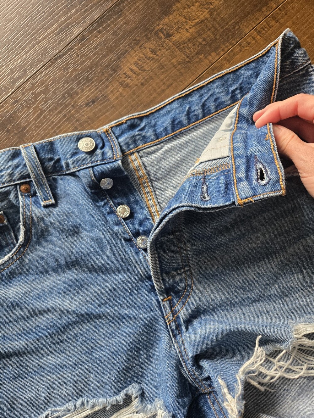 NEW Levi's 501 Classic High Rise Shorts With Button Fly - Picture 4 of 9